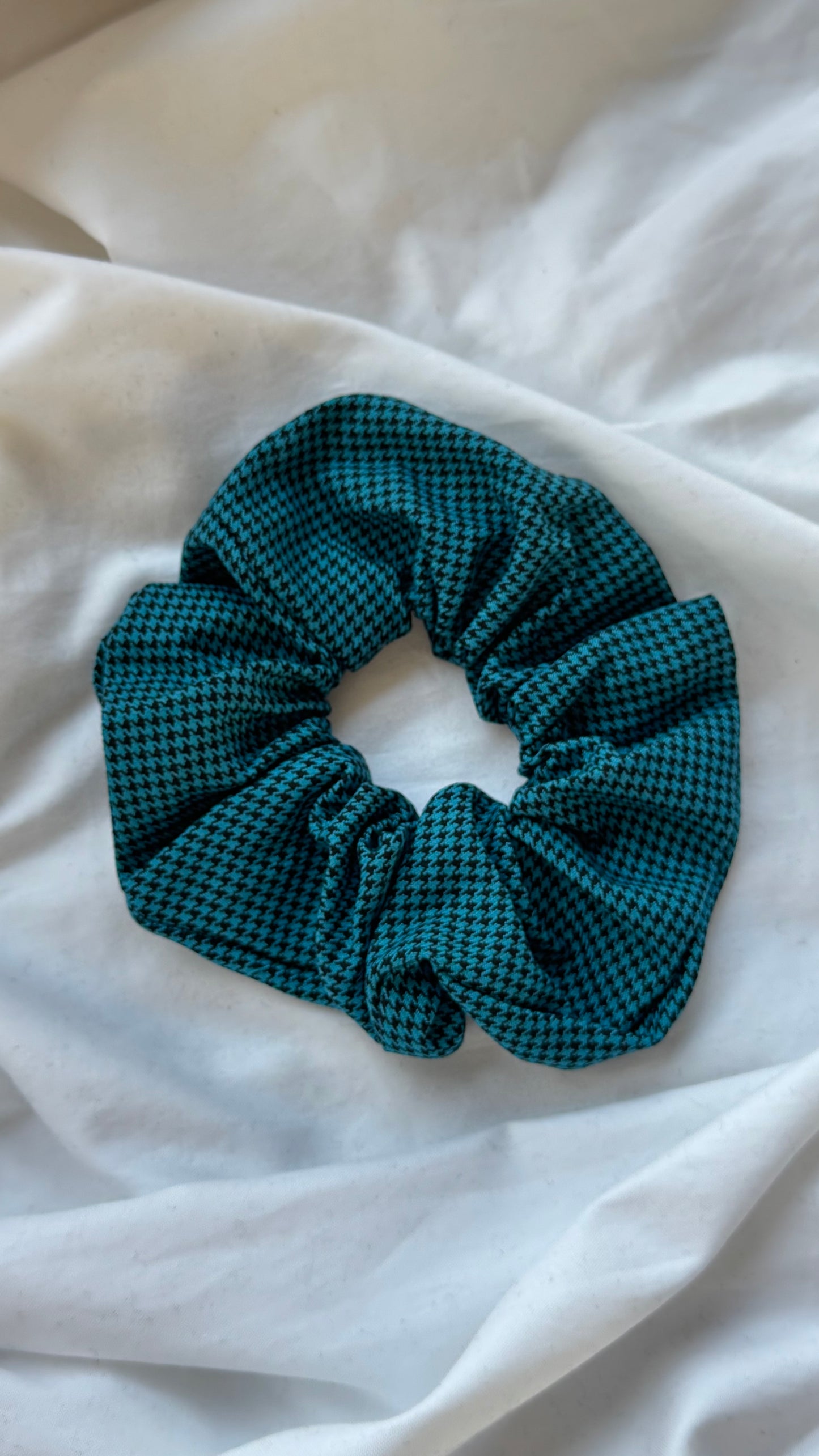 Pötikare Desenli Lastik Toka - Şık ve Canlı Scrunchie Saç Aksesuarı