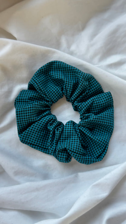 Pötikare Desenli Lastik Toka - Şık ve Canlı Scrunchie Saç Aksesuarı