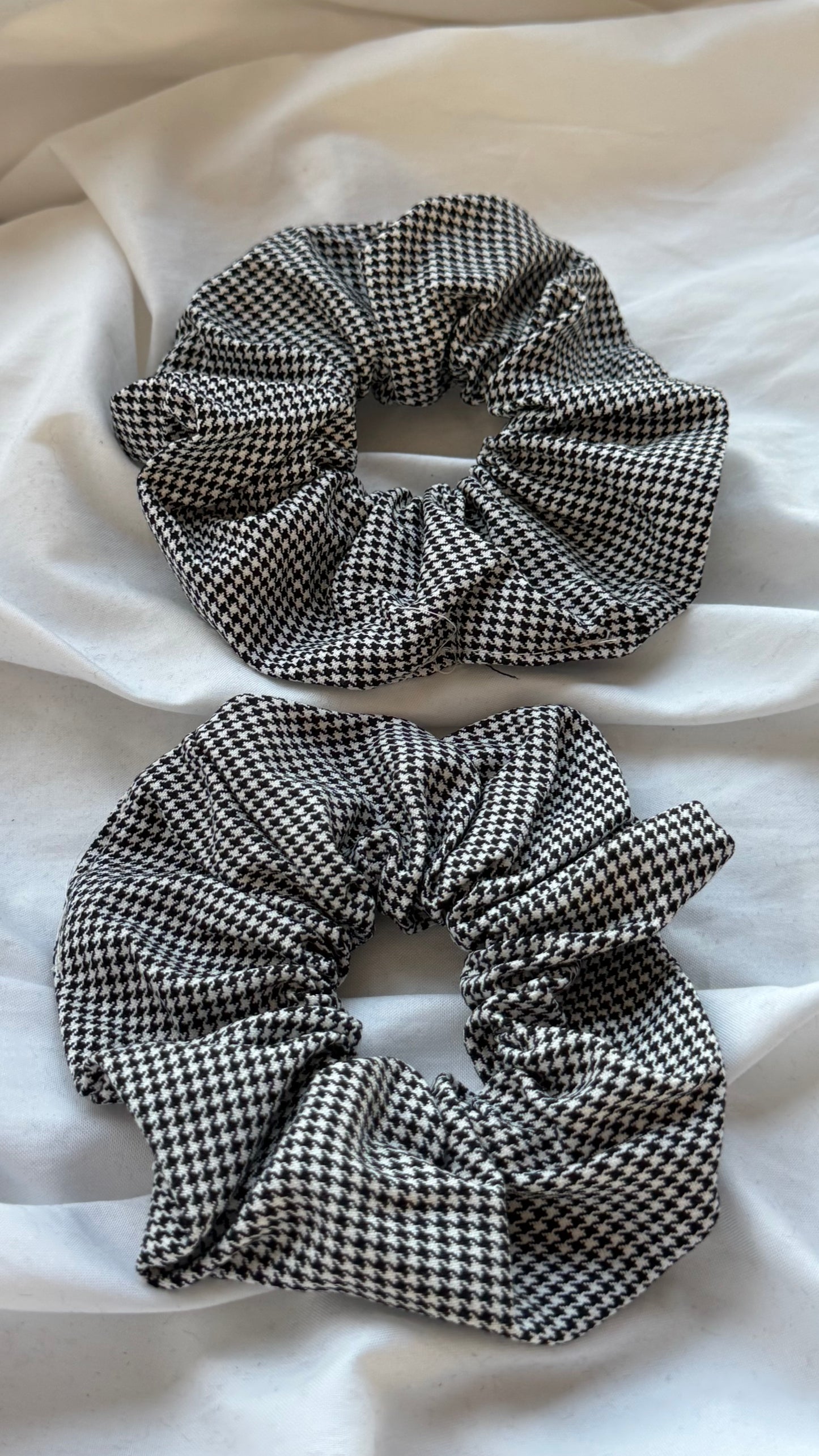 2'li Pötikare Desenli Lastik Toka - Şık ve Canlı Scrunchie Saç Aksesuarı