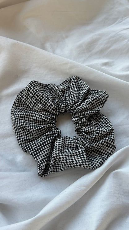 Pötikare Desenli Lastik Toka - Şık ve Canlı Scrunchie Saç Aksesuarı