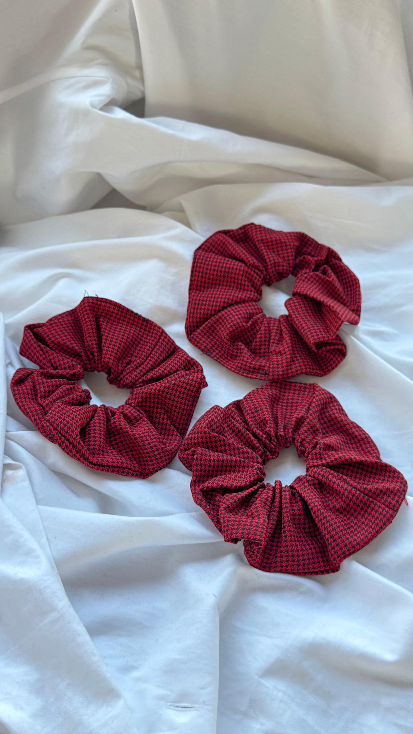 3'lü Pötikare Desenli Lastik Toka - Şık ve Canlı Scrunchie Saç Aksesuarı