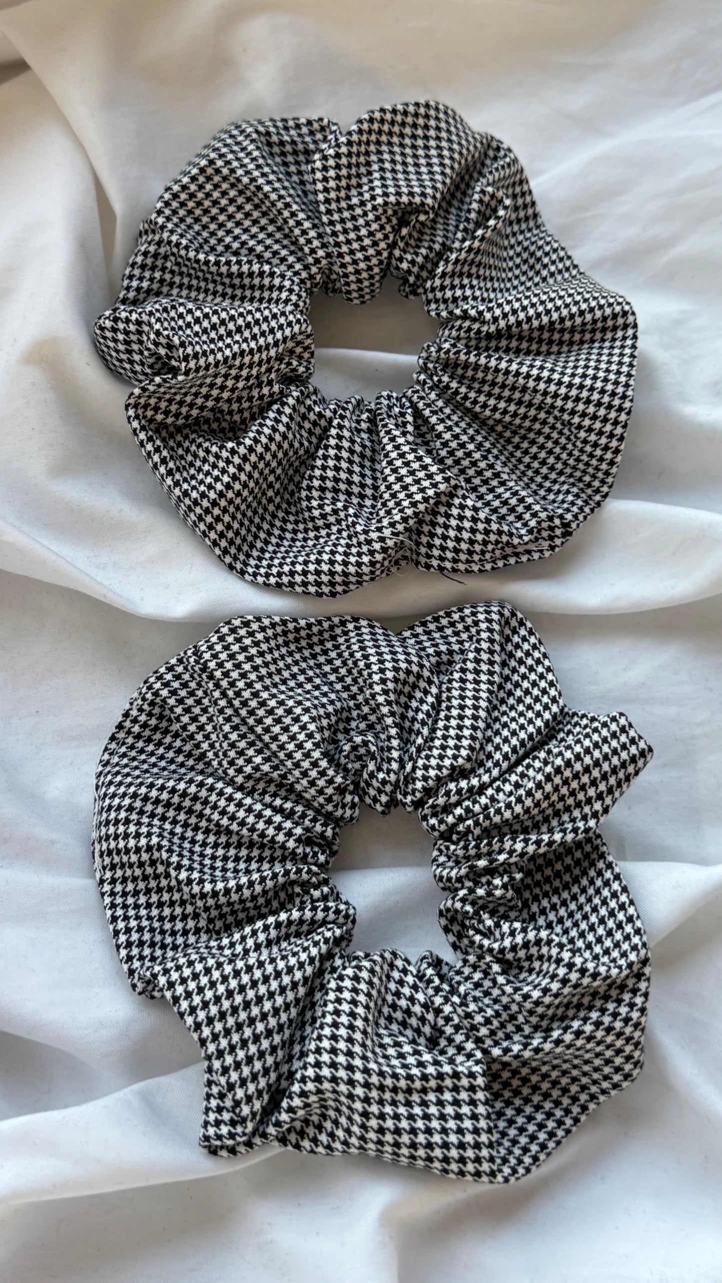 2'li Pötikare Desenli Lastik Toka - Şık ve Canlı Scrunchie Saç Aksesuarı