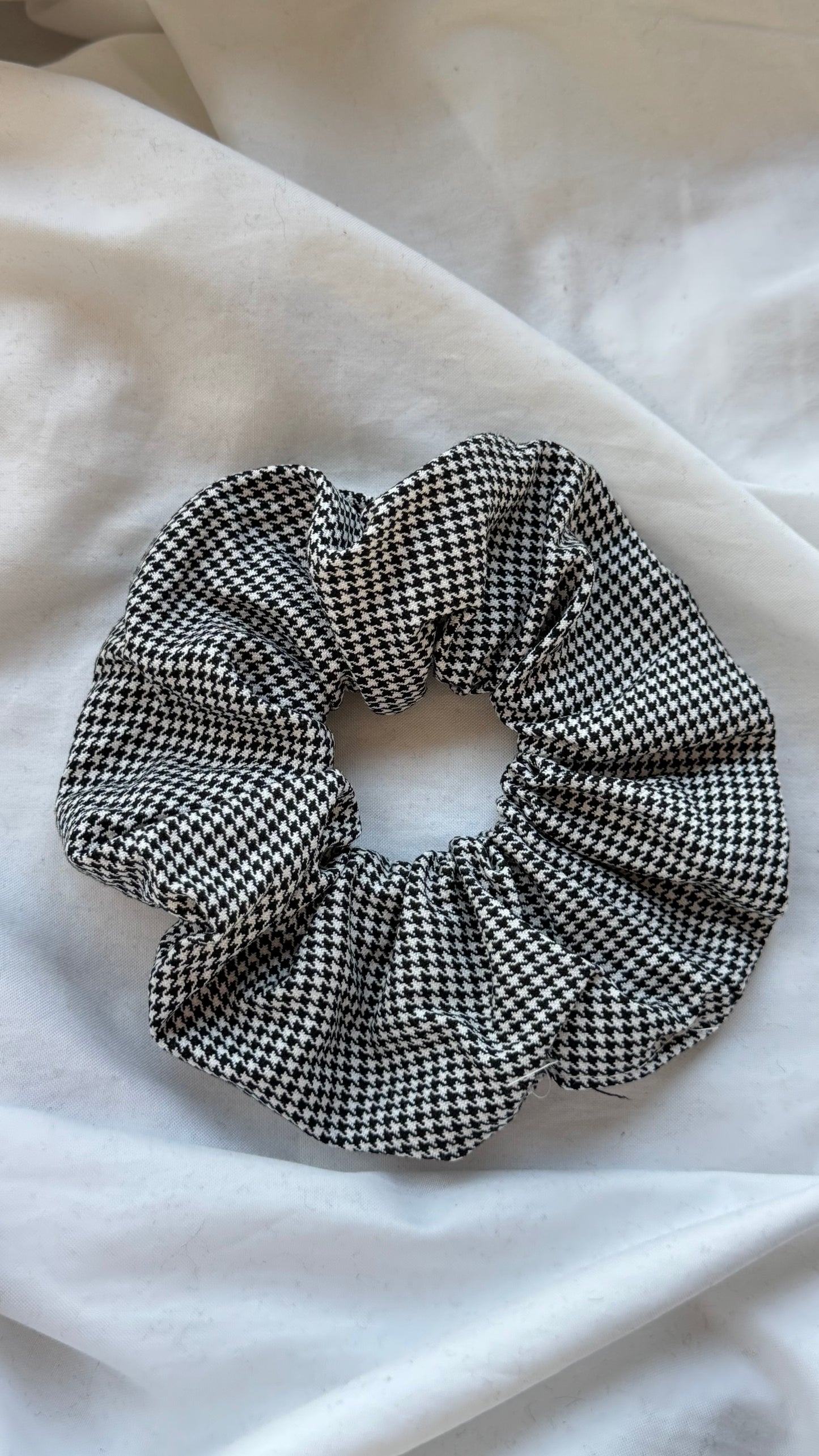 Pötikare Desenli Lastik Toka - Şık ve Canlı Scrunchie Saç Aksesuarı