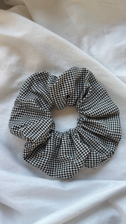 Pötikare Desenli Lastik Toka - Şık ve Canlı Scrunchie Saç Aksesuarı