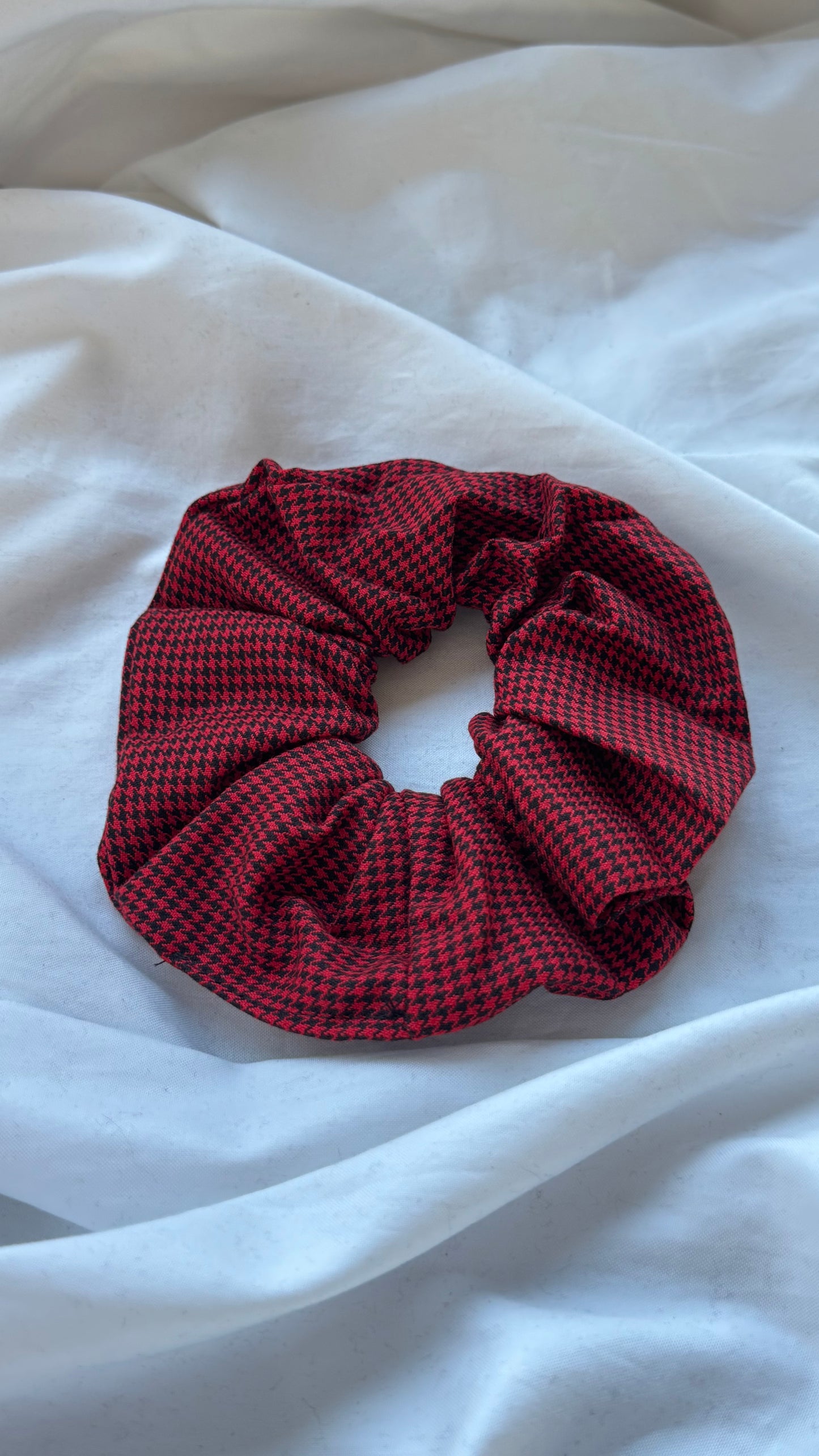 Pötikare Desenli Lastik Toka - Şık ve Canlı Scrunchie Saç Aksesuarı