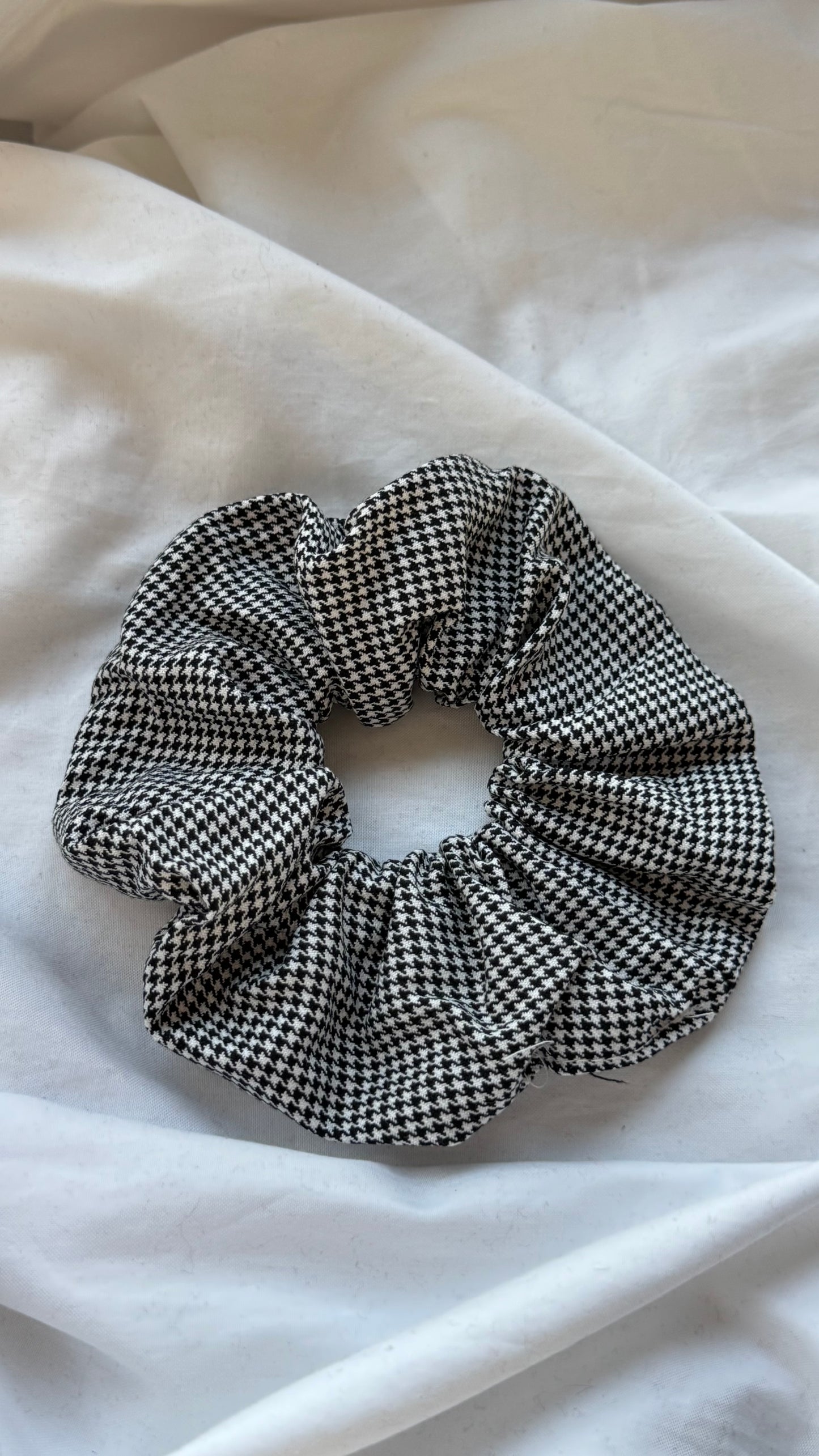 Pötikare Desenli Lastik Toka - Şık ve Canlı Scrunchie Saç Aksesuarı