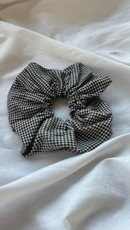 Pötikare Desenli Lastik Toka - Şık ve Canlı Scrunchie Saç Aksesuarı